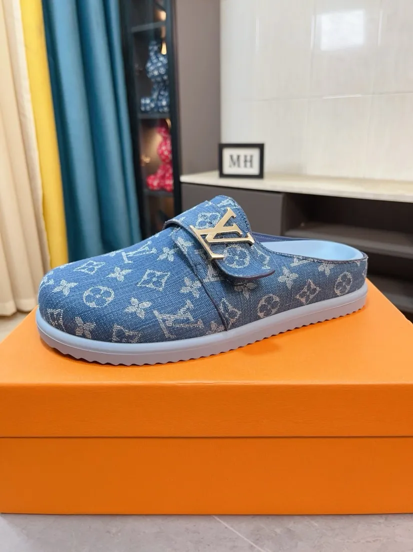 Men's shoes 💰360🌸🌸LV Easy 2025 new men's casual sandals and slippers, made of suede cow leather, with Monogram pattern to highlight the trendy style. Adjustable straps illuminated with LV letters, while a resilient insole and micro outsole provide lightweight comfort. Made of suede cow leather with embossed Monogram pattern and brand element metal hardware✅Adjustable straps➕Tough insole‼ ️Micro outsole. Comfortable and easy to wear‼ ️ size：38-45